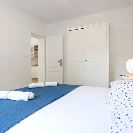 Beach House Sarbun 波斯蒂勒